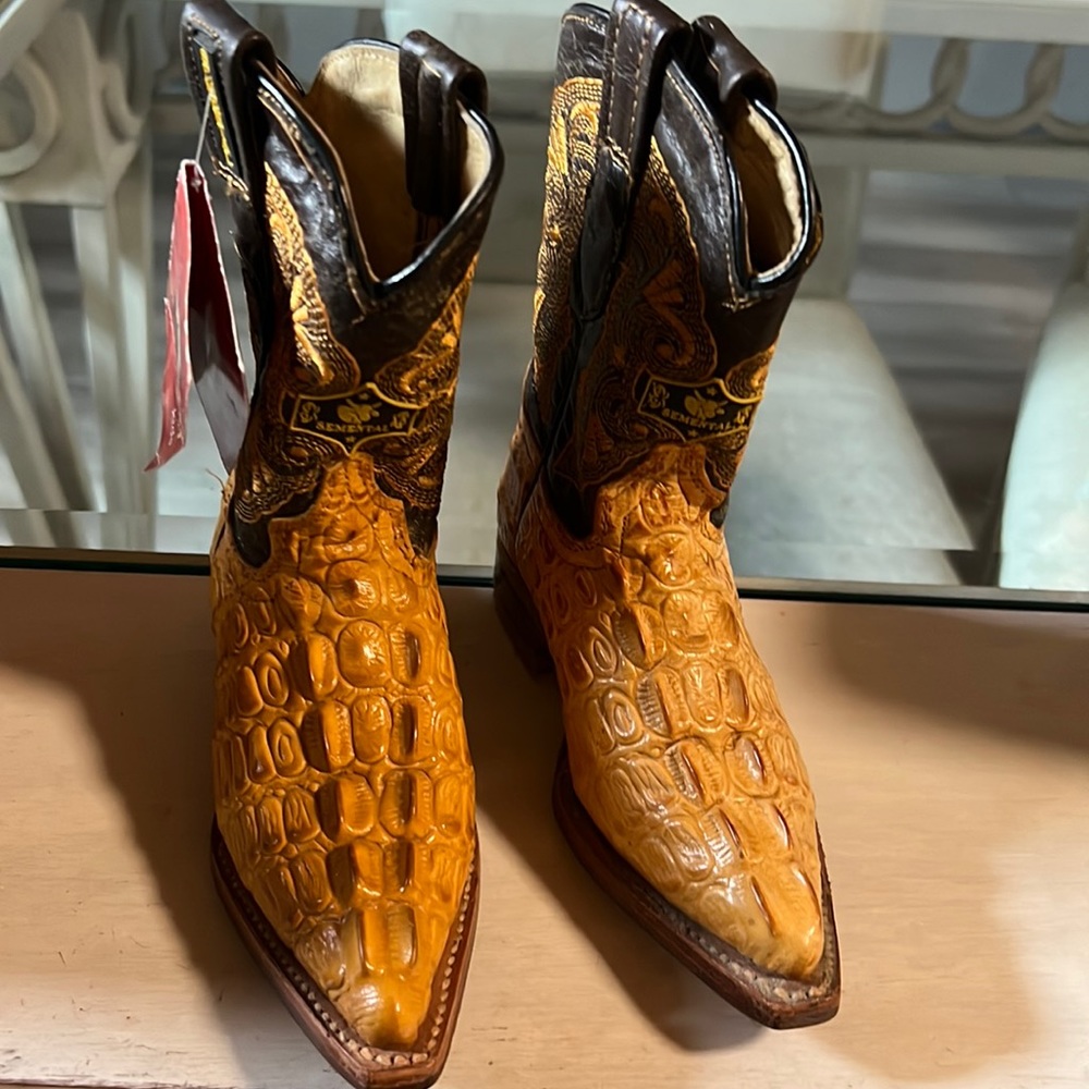 Semental cow boy shoes brand new and the color is orange/yellow